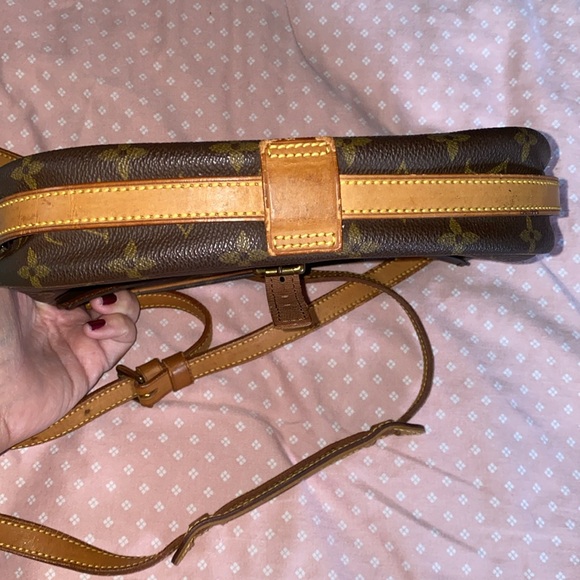 LV Jeune fille crossbody - Picture 13 of 17